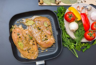 Marine edilmiş tavuk eti yüksek açılı görünüş biber yakınındaki bir Pan, 