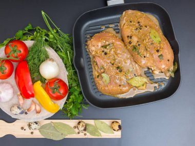 Marine edilmiş tavuk eti yüksek açılı görünüş vegetabl yakınındaki bir Pan