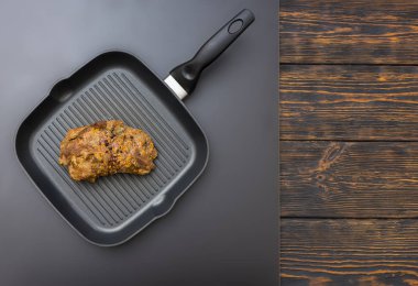 Bir ızgarada hazırlanan Marine et yüksek açılı görünüş pan bir g