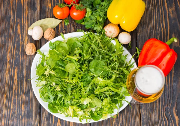 Vista de alto ángulo de tomates, vaso de cerveza, pimiento rojo y amarillo —  Fotos de Stock