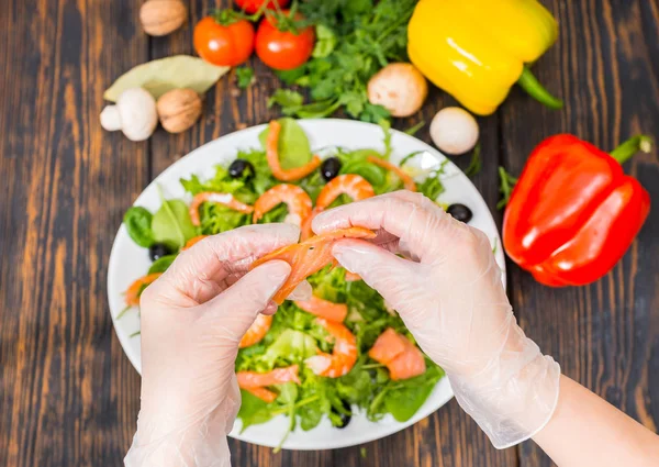 Vista de alto ángulo de las verduras, manos irreconocibles en guantes ho —  Fotos de Stock