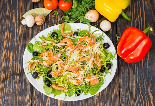Hoge hoekmening van salade met mix van sla bladeren, garnalen, ol — Stockfoto