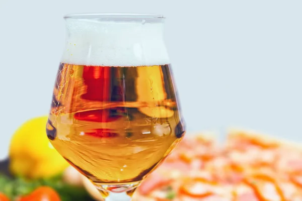 Close up of glass of beer and tasty pizza with salami on backgro — Stock Photo, Image