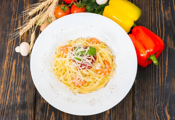 Spaghetti pasta with shrimps, grated cheese, tomato sauce and ba — Stock Photo, Image