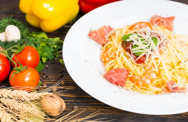 Close up of spaghetti pasta with shrimps, grated cheese, jamon, — Stock Photo, Image