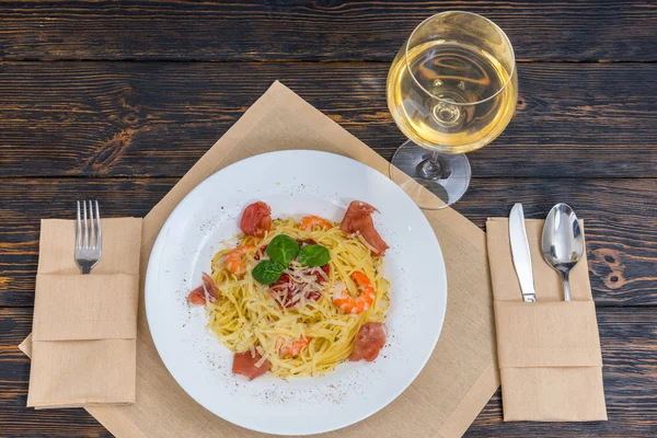 High angle view of appetizing spaghetti pasta in white plate nea — Stock Photo, Image