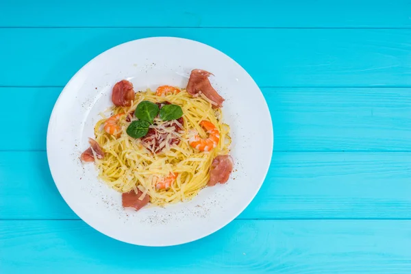 High angle view of appetizing spaghetti pasta in white plate on — Stock Photo, Image