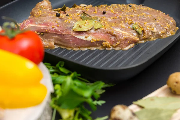 Marinated meat on a grill pan near pepper, onions, tomatoes, dil — Stock Photo, Image