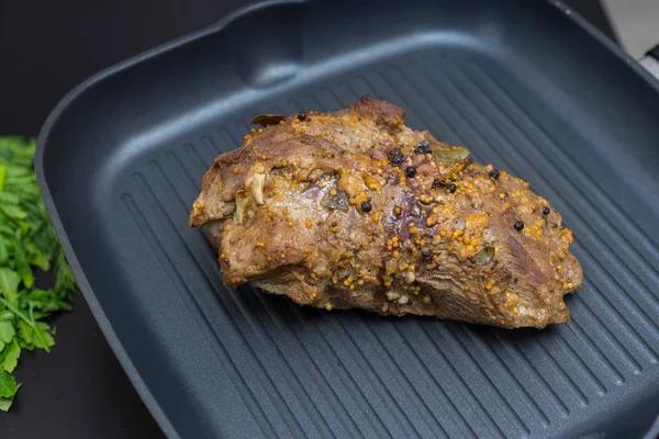 Close up of appetizing prepared marinated meat on a grill pan ne — Stock Photo, Image