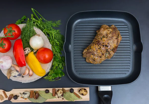 High angle view of prepared marinated meat on a grill pan next t — Stock Photo, Image