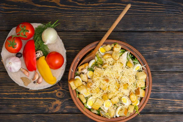 Hoge hoekmening van grote klei schotel met lekkere caesar salade volgende — Stockfoto