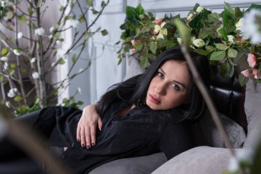 Siyah çekici hamile esmer kadın giysileri yalan 