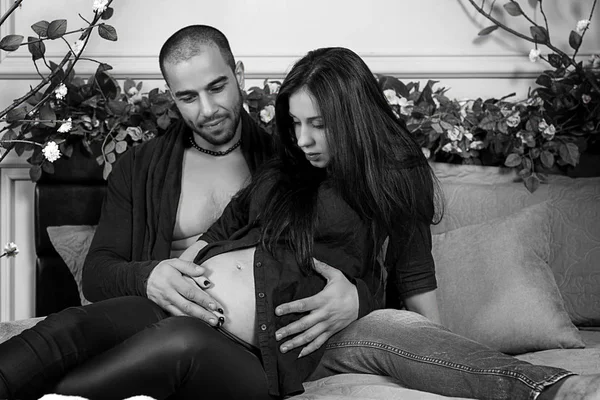 Black and white photo of muslim man and his pregnant wife, he hu — Stock Photo, Image