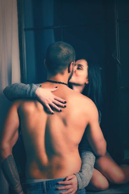 Windows üzerinde bir örme elbiseli çekici esmer kadın oturur