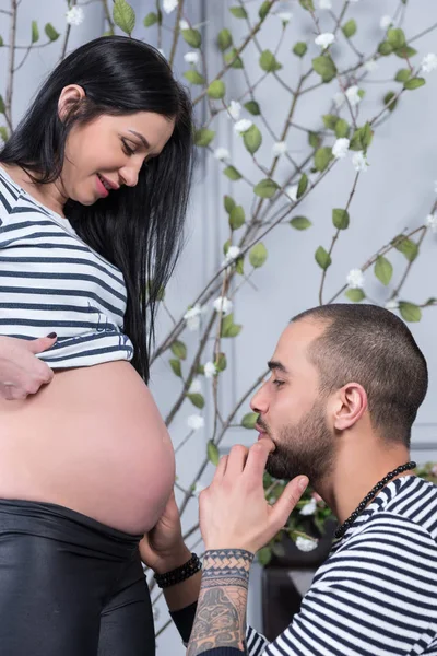 Hermosa pareja internacional, el hombre musulmán se sentó frente a la — Foto de Stock