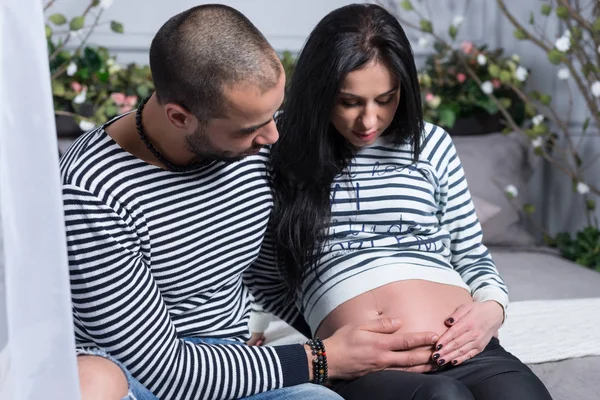 Charmiga internationella par i randiga tröjor, muslimsk man hu — Stockfoto