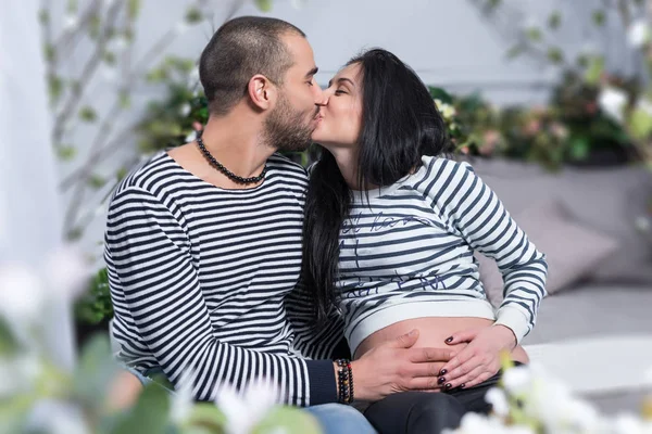 Feliz internacional pareja en rayas suéteres es besos, musli —  Fotos de Stock