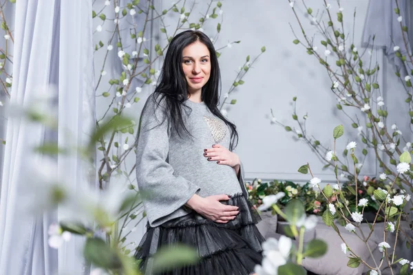 Göbek ayakta eller çok güzel hamile esmer kadın tutmak — Stok fotoğraf