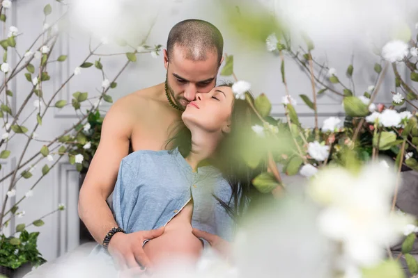 Blick von Blumen auf reizendes internationales Paar mit Bar — Stockfoto