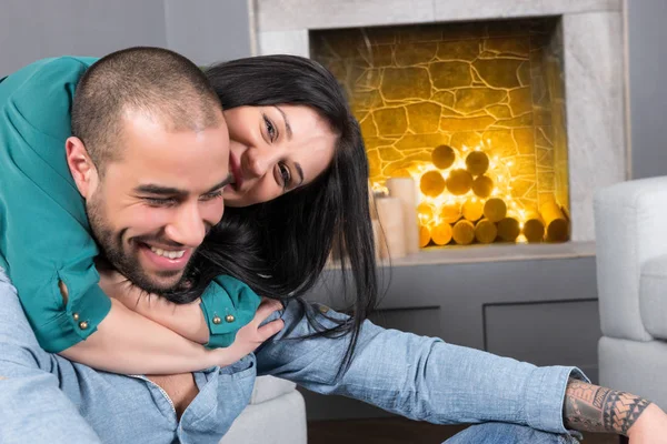 Feliz casal internacional de homem com barba e sua morena pr — Fotografia de Stock