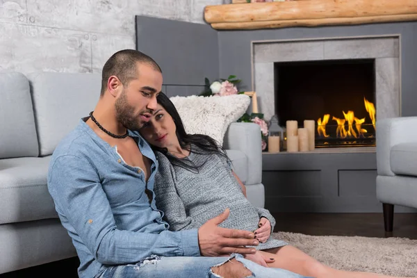 Adorável casal internacional de homem com barba e sua morena — Fotografia de Stock