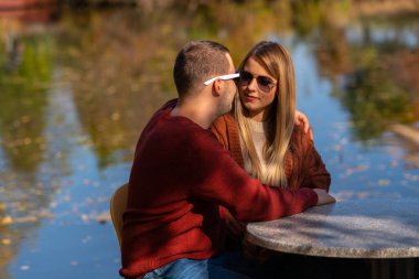 Mutlu genç çift romantik bir buluşmanın tadını çıkarıyor.