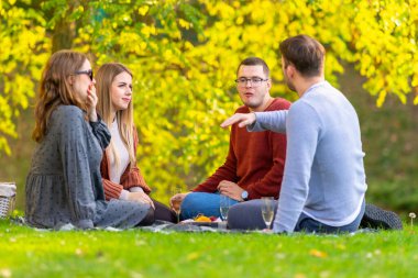 Genç adam arkadaşlarına bir hikaye anlatıyor.