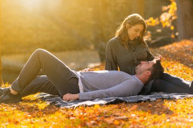 Sevgi dolu bir çift hassas bir anın tadını çıkarıyor.