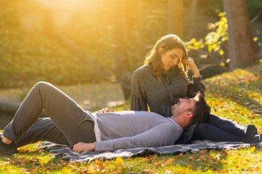 Kocasıyla ya da sevgilisiyle rahatlayan genç bir kadın.