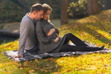 Hamile eşi olan şefkatli bir çift.