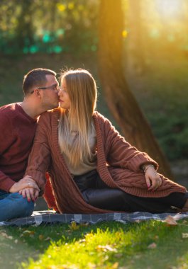 Parkta akşam randevusunda romantik bir çift.