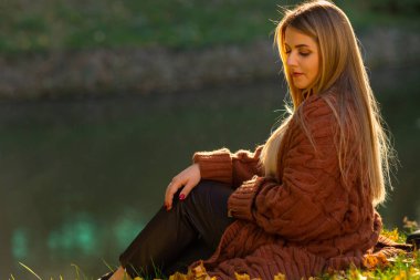 Sakin genç bayan akşam ışığında dinleniyor.