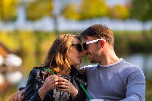 Cariñosa pareja joven en un abrazo cercano — Foto de Stock