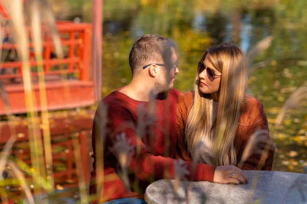 Jovem casal em um encontro sentado em um restaurante — Fotografia de Stock