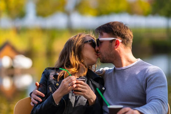 Romantik genç çift dışarıda öpüşüyor. — Stok fotoğraf