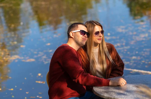 Sonbahar parkında flört eden romantik genç çift. — Stok fotoğraf