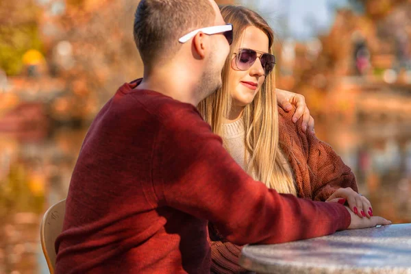 Genç çift sonbaharda romantik bir randevuya çıkıyor. — Stok fotoğraf