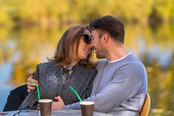 Jong (echt) paar op een romantische date — Stockfoto