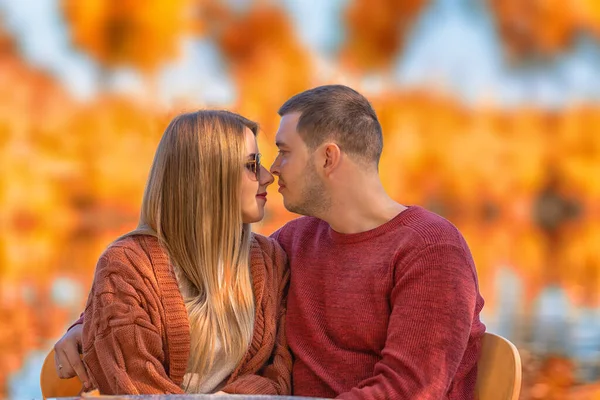 Amante jovem casal se preparando para beijar — Fotografia de Stock