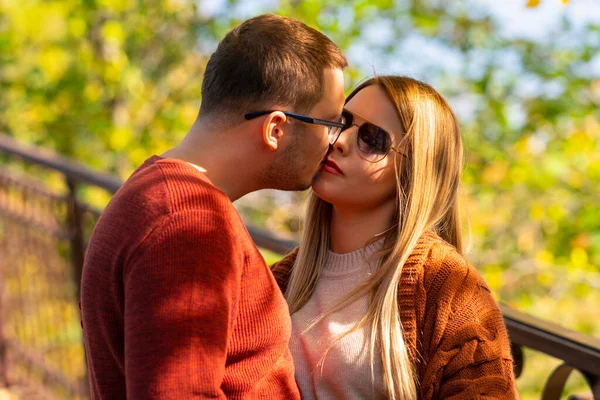 Jovem beijando sua data na bochecha — Fotografia de Stock