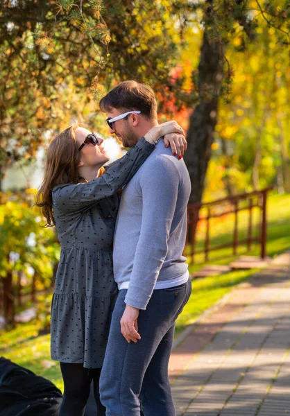 Amante casal abraçando em um parque de outono — Fotografia de Stock