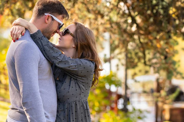 Liefdevolle jonge vrouw knuffelen haar man — Stockfoto