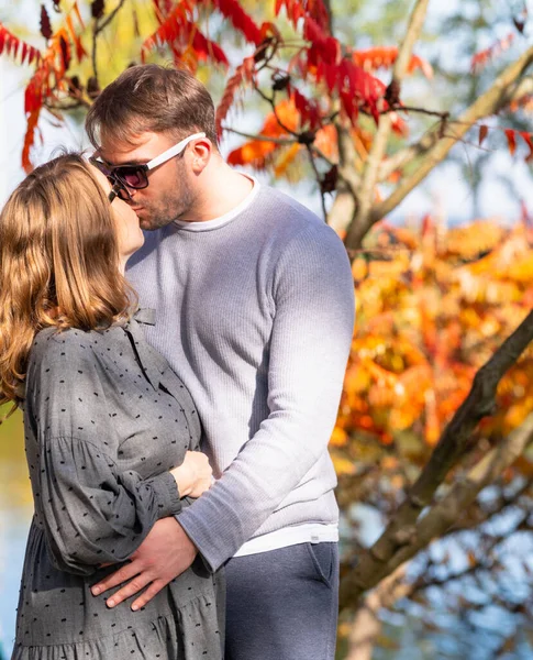 Романтическая молодая пара целуется на природе в парке — стоковое фото
