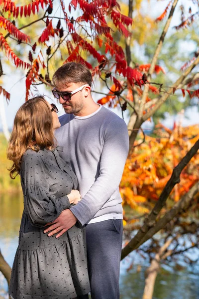 Jonge zwangere vrouw met haar liefhebbende echtgenoot — Stockfoto