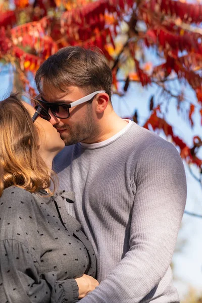 Casal jovem beijando em um parque de outono — Fotografia de Stock