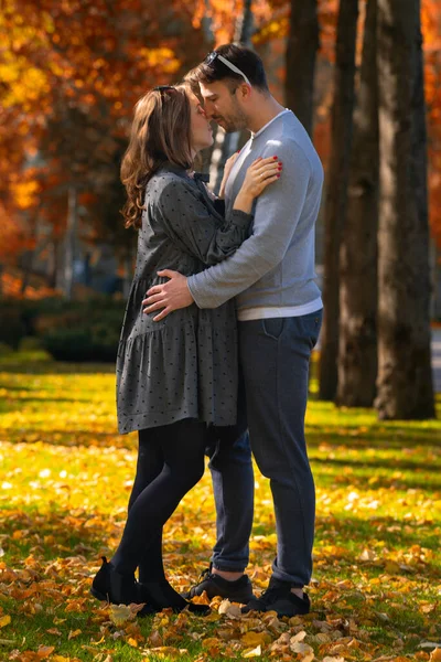 Jovem casal feliz com esposa grávida — Fotografia de Stock