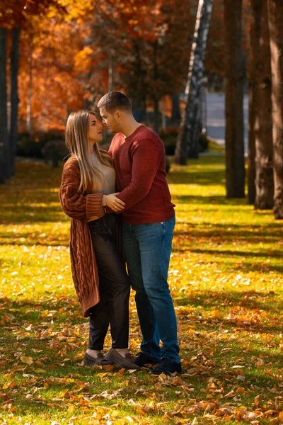 Unga par njuter av en romantisk kväll i en park — Stockfoto