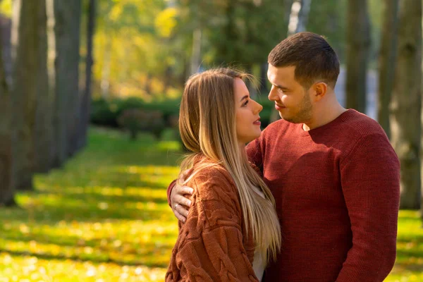 Et tiltrekkende ungt par ute på en romantisk date – stockfoto