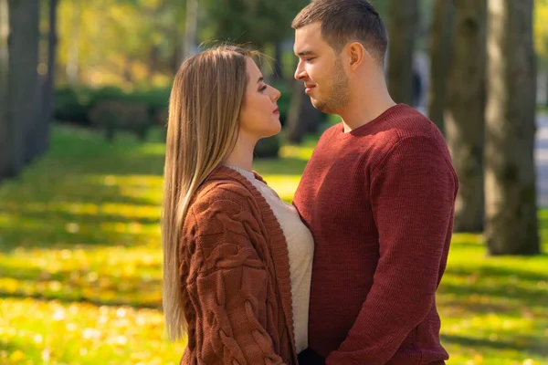 Jovem e mulher em um encontro romântico — Fotografia de Stock