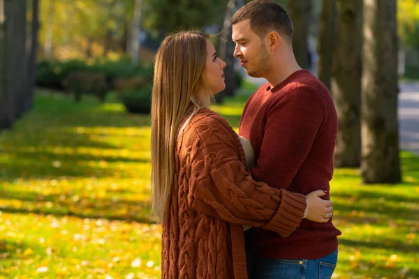 Amar jovem casal em um encontro romântico em um parque — Fotografia de Stock